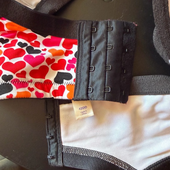 Cacique 42DD lightly lined tee shirt bra. Underwire molded cup heart print NWOT - Picture 5 of 6